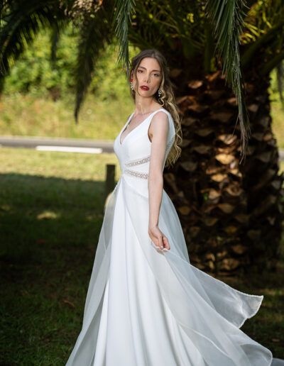 ESCOTES EN V DELANTE Y DETRÁS DISEÑO DE NOVIA