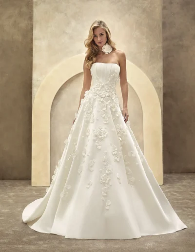 vestido de novia clásico con flores sobre el tejido