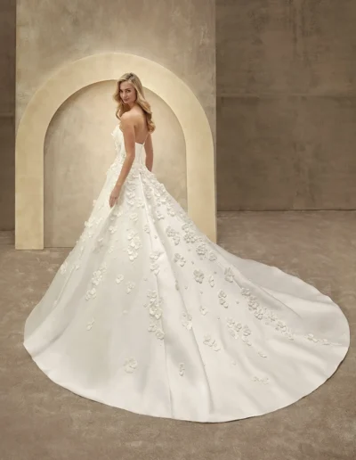 vestido de novia en raso y palabra de honor