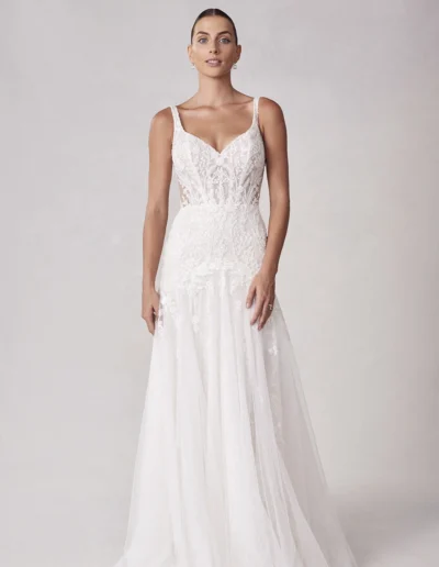 precioso escote de novia con tirantes elegantes