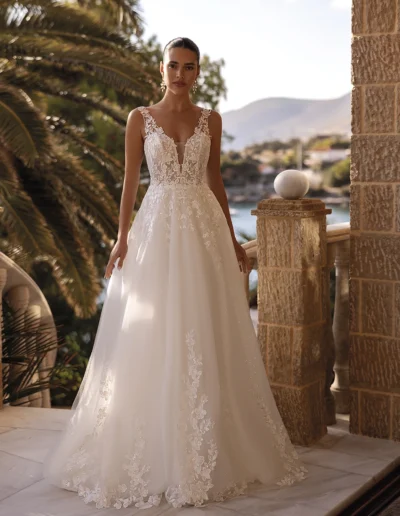 vestido de novia romántico con encaje superpuesto y falda evasé