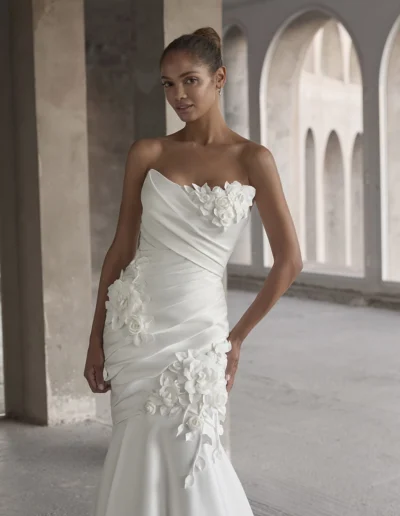 las flores 3d en un vestido de novia en corte sirena