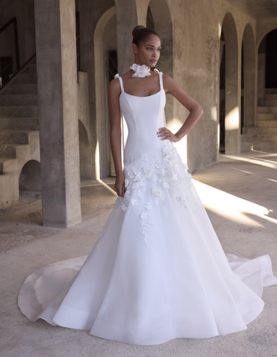 flores en superpuestas en vestido de novia